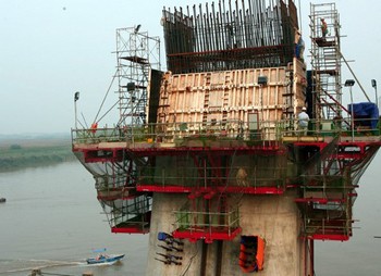 Construction of the main pillar of Nhat Tan Bridge (Photo: VNA) Construction of the main pillar of Nhat Tan Bridge (Photo: VNA)